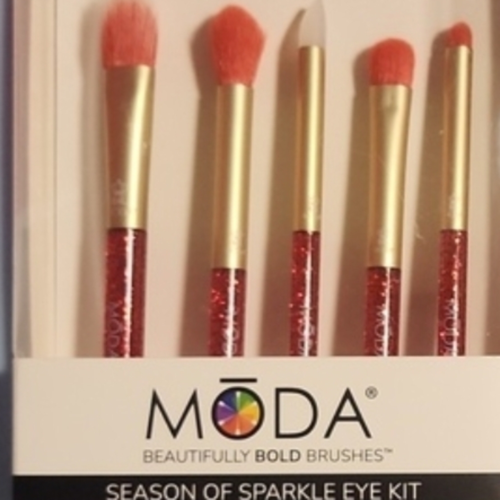NIB Moda Eye Brush Set Only In Red